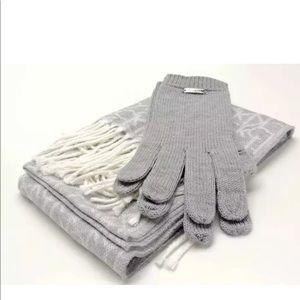 NWT Calvin Klein 2 Piece Set Scarf & Tech Gloves